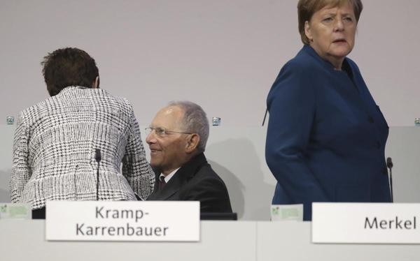 Applaus für Angela Merkel - nur Wolfgang Schäuble hat anderes zu tun. 