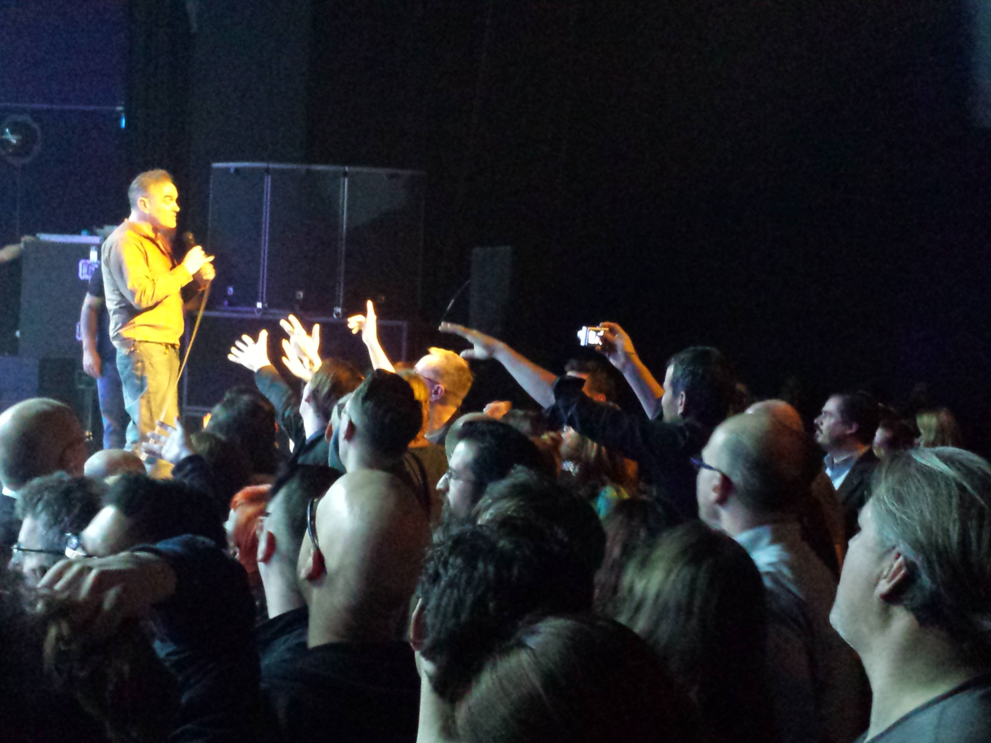 Am Ende war die Nähe dann zu groß...: Morrissey beim Konzert im Colosseum in Essen. Foto: S. Hermsen