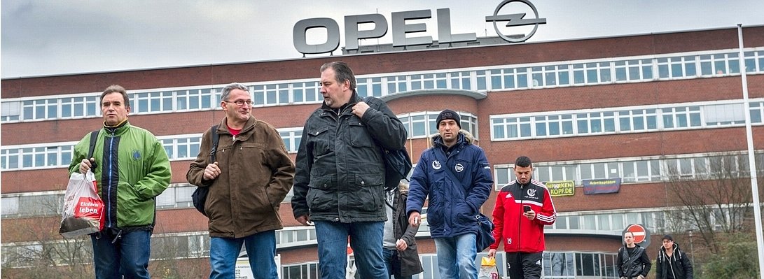 Opel in Bochum Mitarbeiter verlassen das Werk.jpg