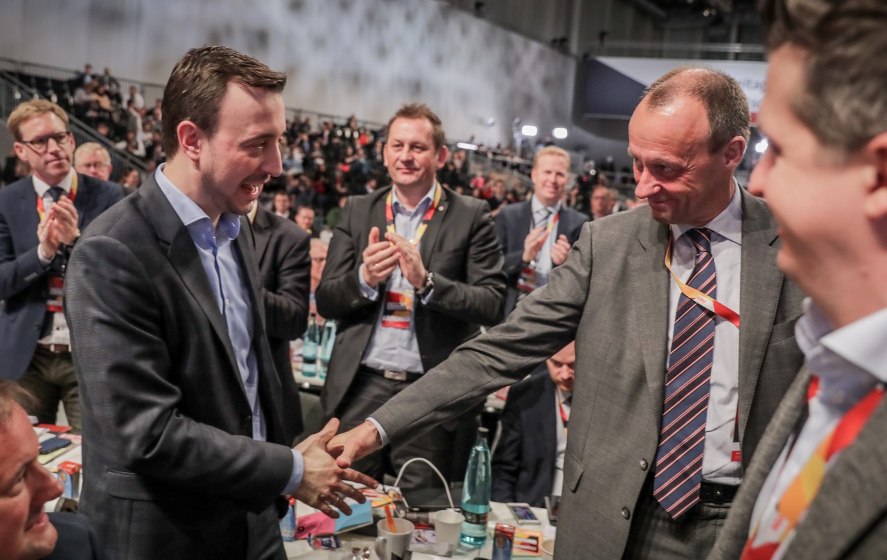 Der neue CDU-Generalsekretär Paul Ziemiak (links) nimmt Glückwünsche von Friedrich Merz entgegen. Zuvor hatte Ziemiak Merz unterstützt.