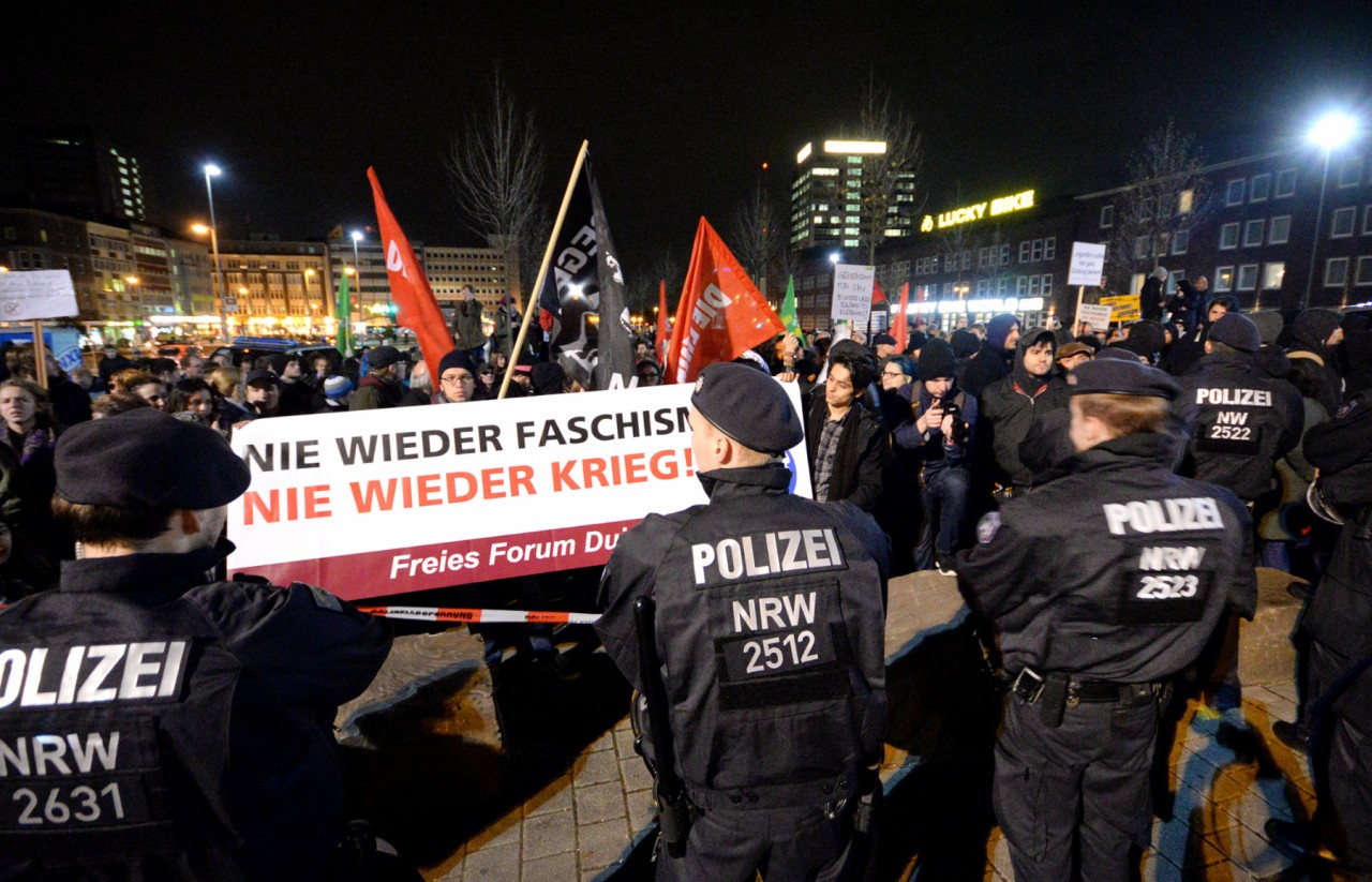 Auch am 9. November demonstrierte  Pegida vor dem Duisburger Hauptbahnhof. Die Polizei war mit einem Großaufgebot vor Ort.