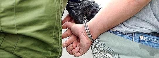 Polizei_Verhaftung_Handschellen--543x199.jpg