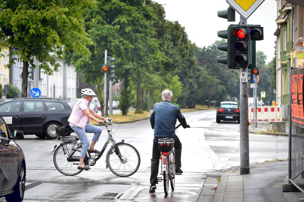 Radfahrer an der Ampelanlage der_3.jpg