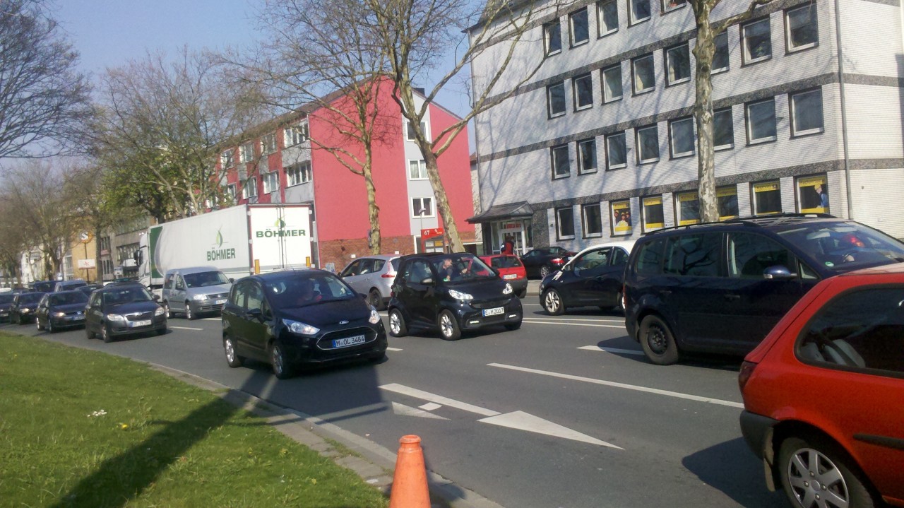Evag-Streik, Techno Classica und Evakuierung - das ist zu viel für die Alfredstraße und das Straßennetz in Rüttenscheid und Holsterhausen. Dort kommen Autofahrer meist nur in Schrittgeschwindigkeit voran. Foto: Martin Spletter