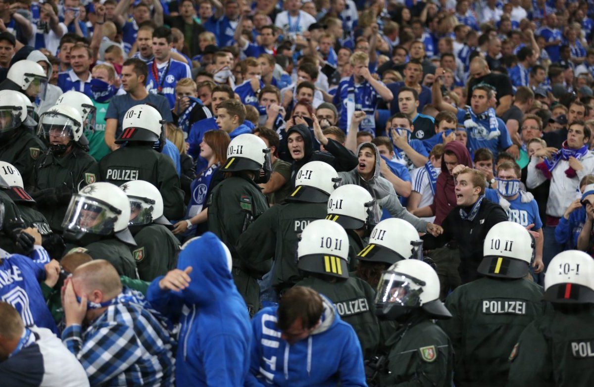 Schalke Polizei Fans.jpg