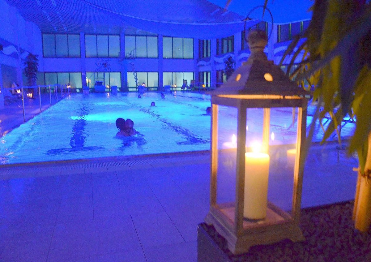 Schwimmen in Blau und Kerzenschein.jpg