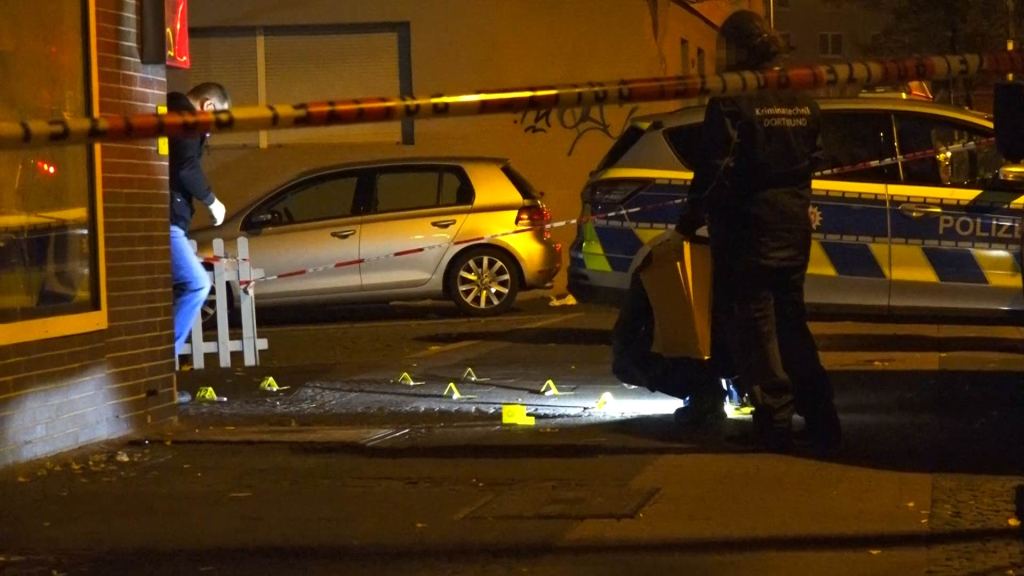 Polizei sichert Tatortstelle in Dortmund nach möglicher Massenschlägerei in der Nacht