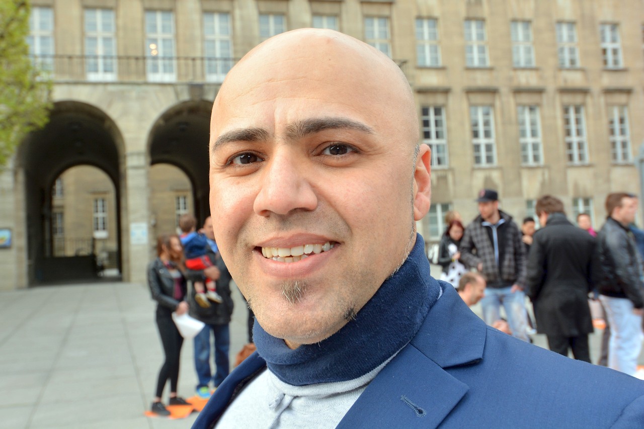 Der parteilose Omid Pouryousefi vor dem Rathaus am Rande einer Aktion für die Unterstützung seiner Kandidatur.