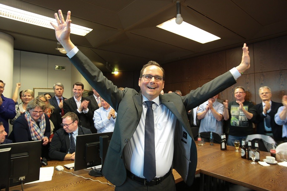 So sieht der Sieger der Essener Oberbürgermeister-Wahl aus: Thomas Kufen (CDU) wurde minutenlang gefeiert.