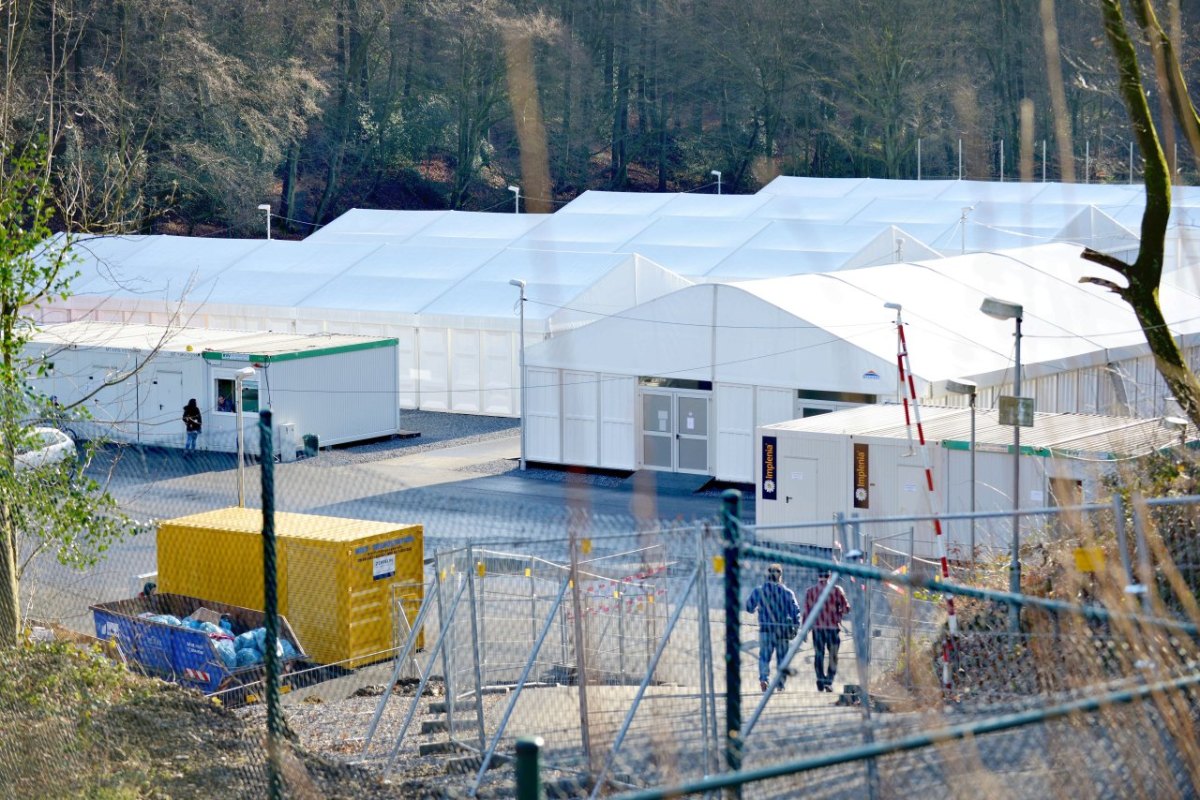 Zeltunterkunft für Flüchtlinge Am Volkswald.jpg