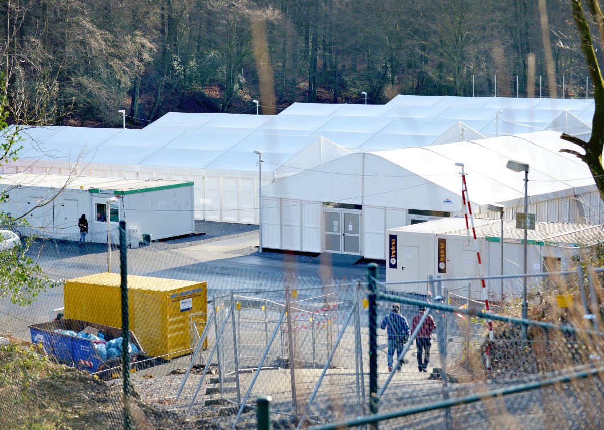 Zeltunterkunft für Flüchtlinge Am Volkswald.jpg