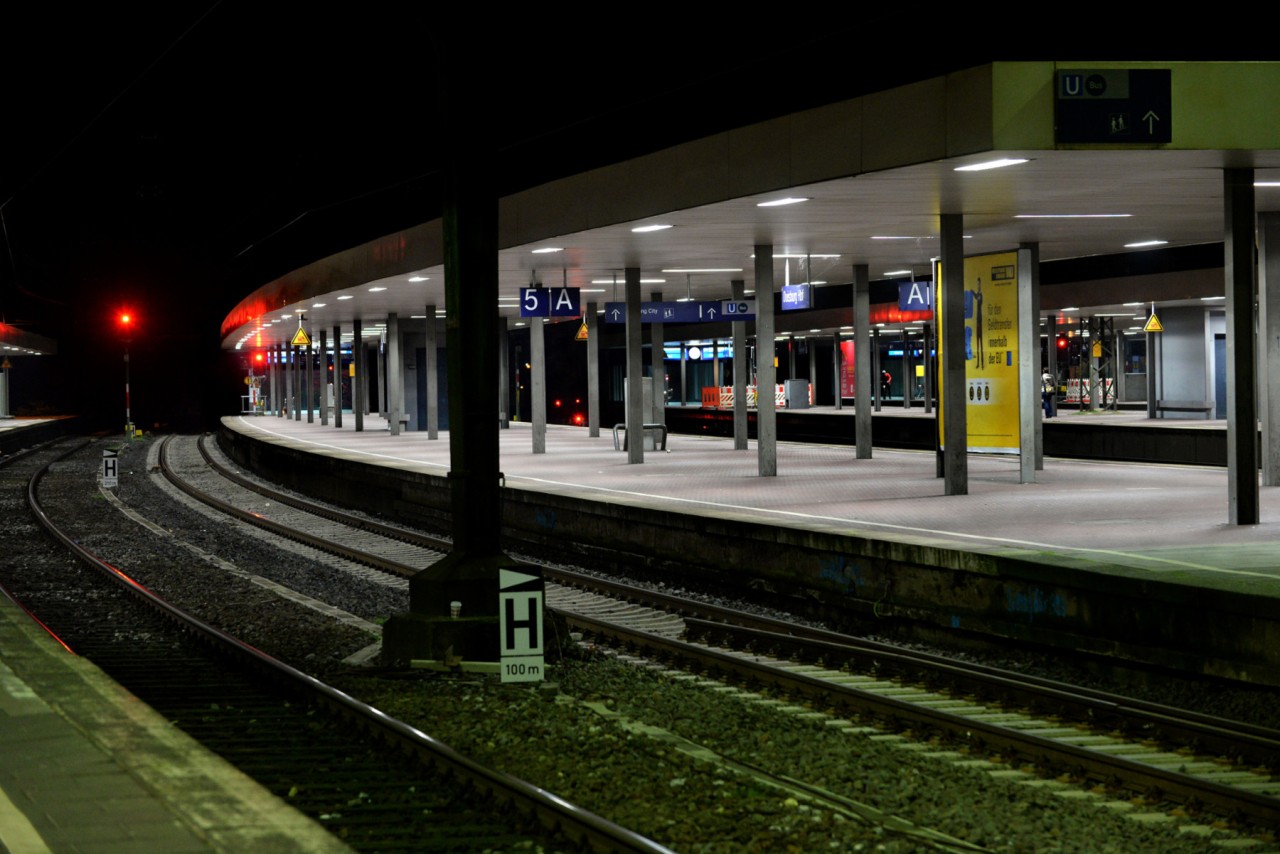 Wenige Züge, wenige Menschen: Die Auswirkungen des GDL-Streiks an den Bahnhöfen in der Region, zum Beispiel in Duisburg.