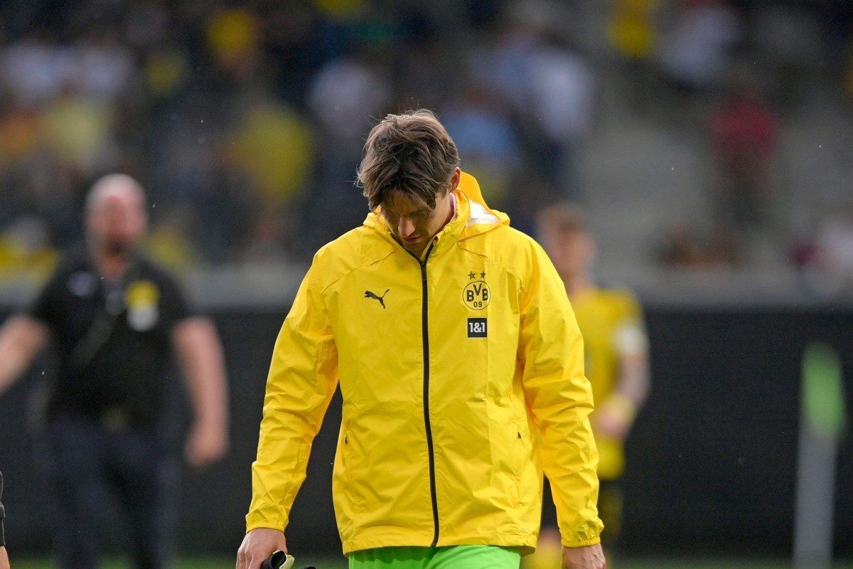 Marwin Hitz läuft nach einer Niederlage mit Borussia Dortmund mit gesenktem Kopf über den Platz.