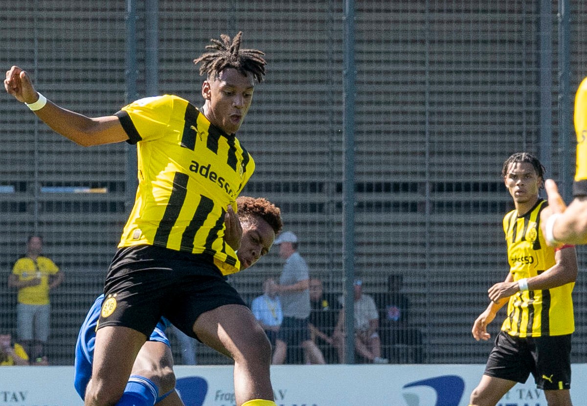 Filippo Mane, Abwehr-Talent von Borussia Dortmund, im Zweikampf.