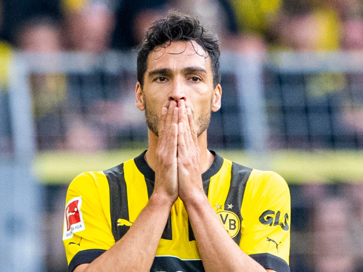 Mats Hummels schaut erschrocken.