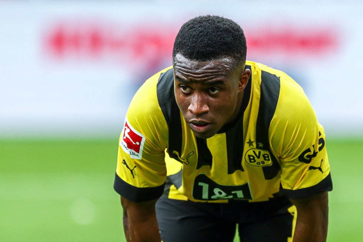 Youssoufa Moukoko schaut im Trikot von Borussia Dortmund überrascht nach vorn.