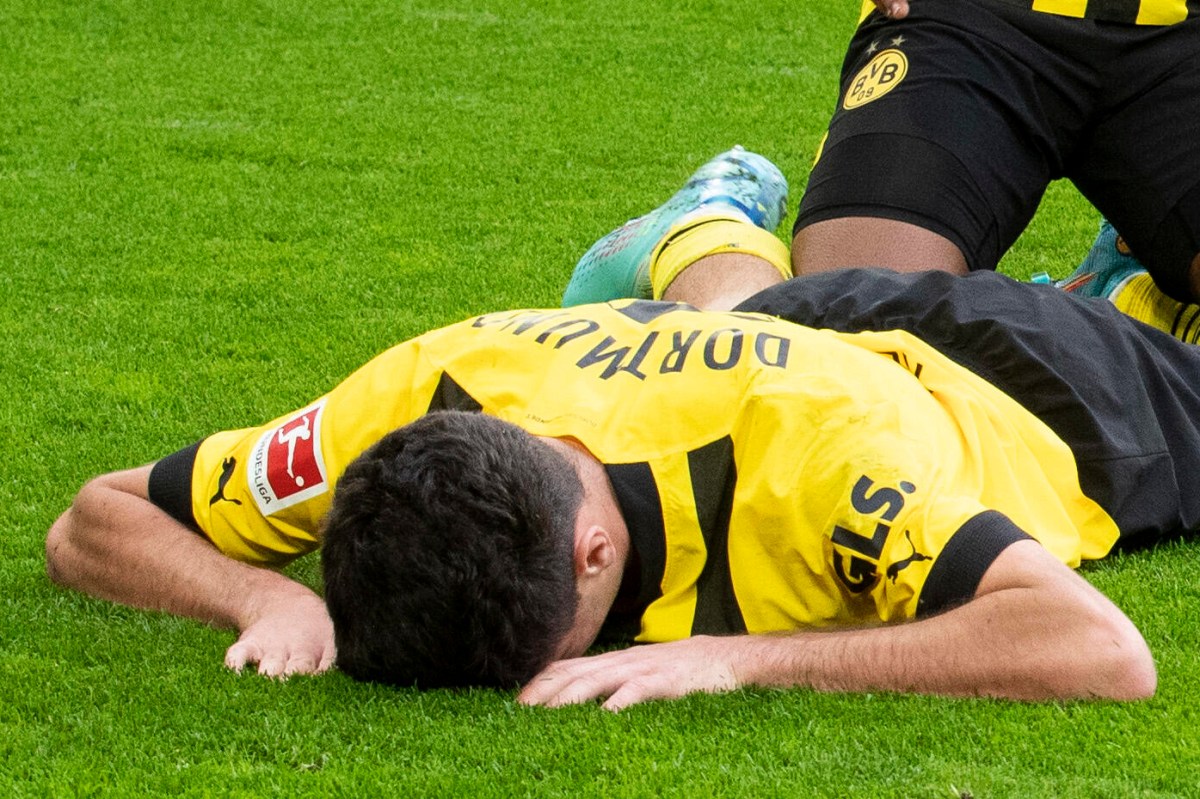 Giovanni Reyna weint nach seinem Tor für Borussia Dortmund.
