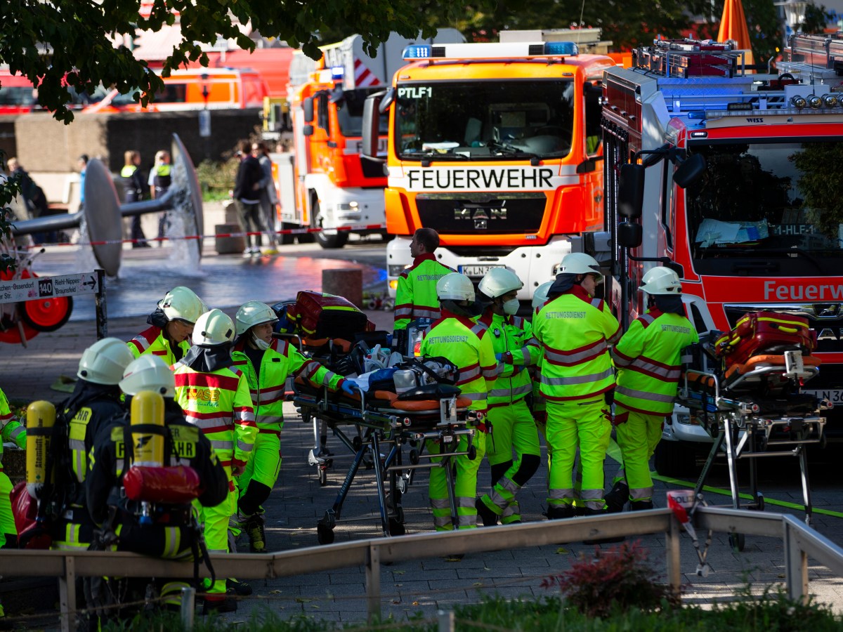 Rettungskräfte tummeln sich am U-Bahnhof Ebertplatz