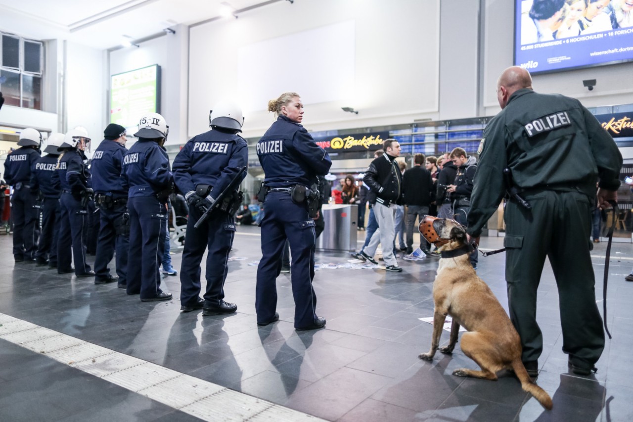 Mit Gewalt hatten Neonazis versucht, in den Dortmunder Hauptbahnhof einzudringen.