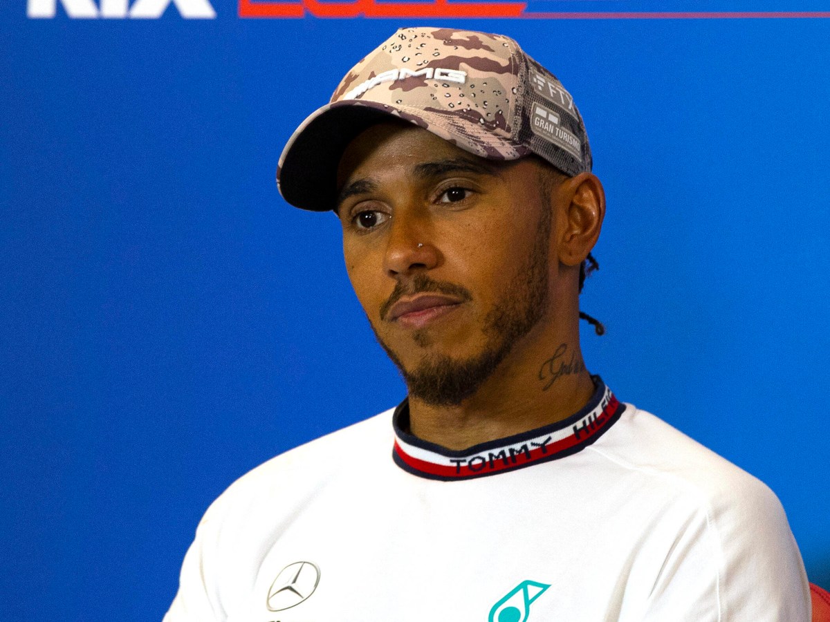 Lewis Hamilton auf einer Pressekonferenz der Formel 1.