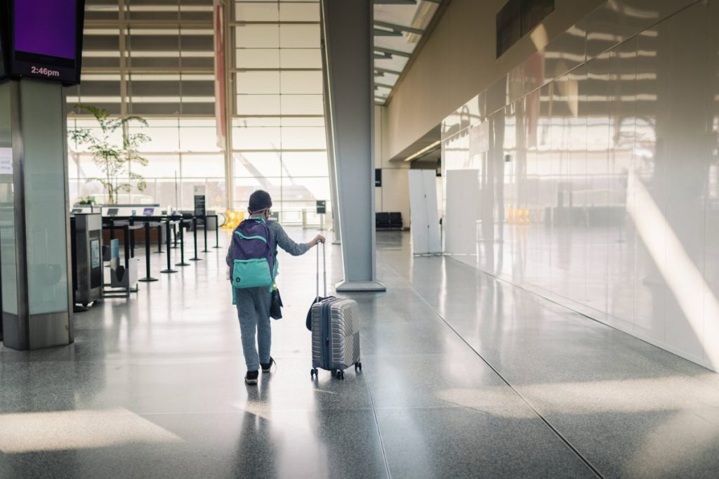 Flughafen Düsseldorf Kind mit Koffer