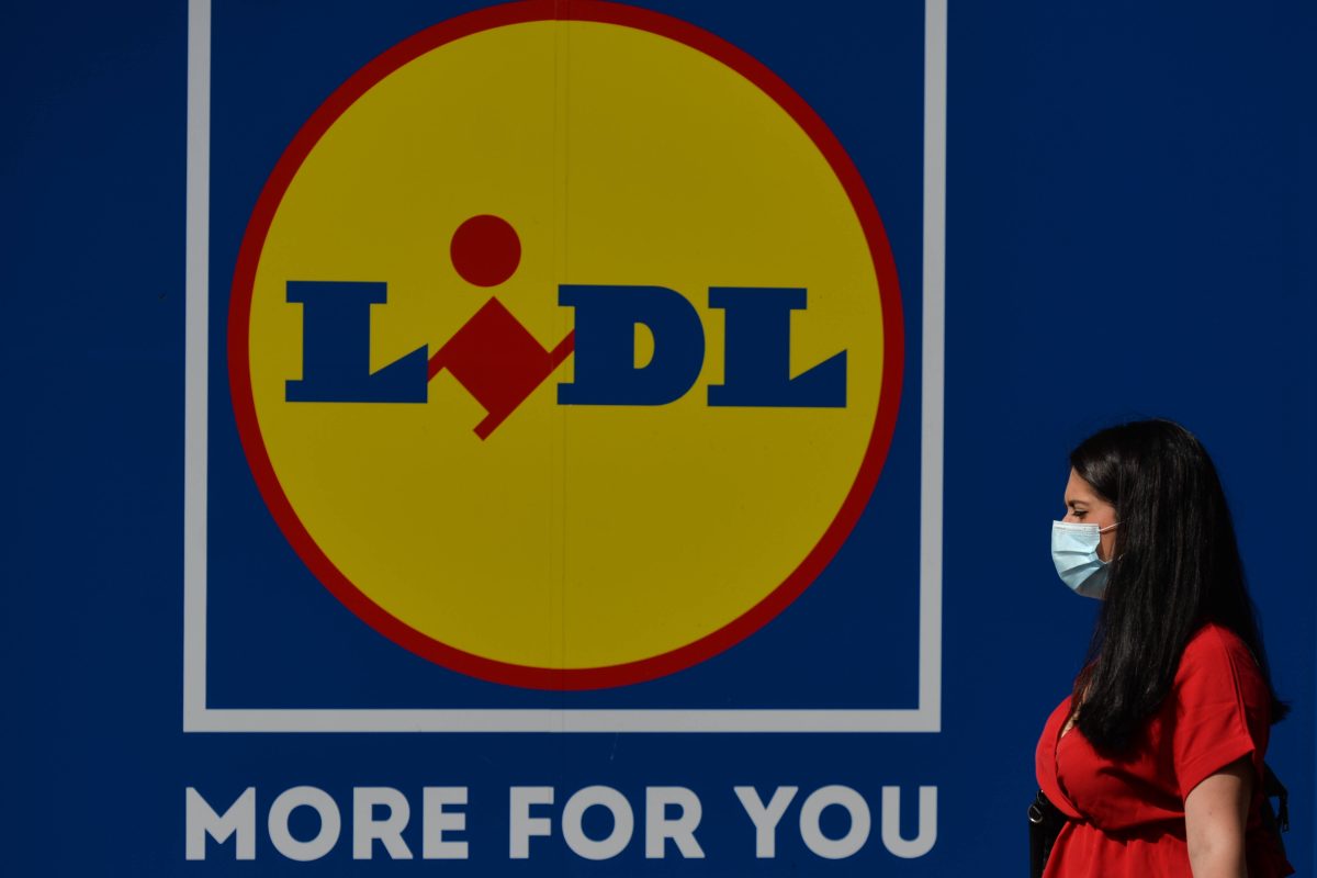 Lidl Logo und Frau mit Maske