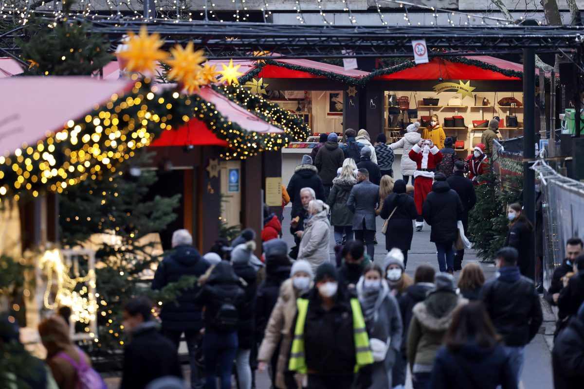 Weihnachtsmarkt am Kölner Dom, Blick auf Buden und Besucher