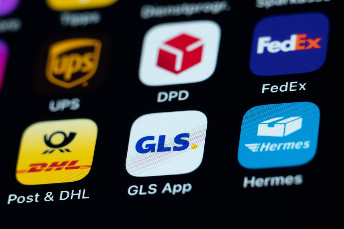 DHL, DPD, GLS, Hermes und UPS im Test. Bild zeigt App-Aplikationen auf einem Smartphone-Bildschirm.
