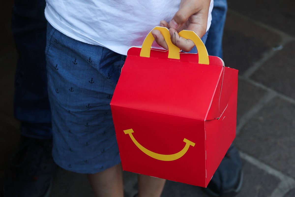 Kunde mit McDonald's happy meal