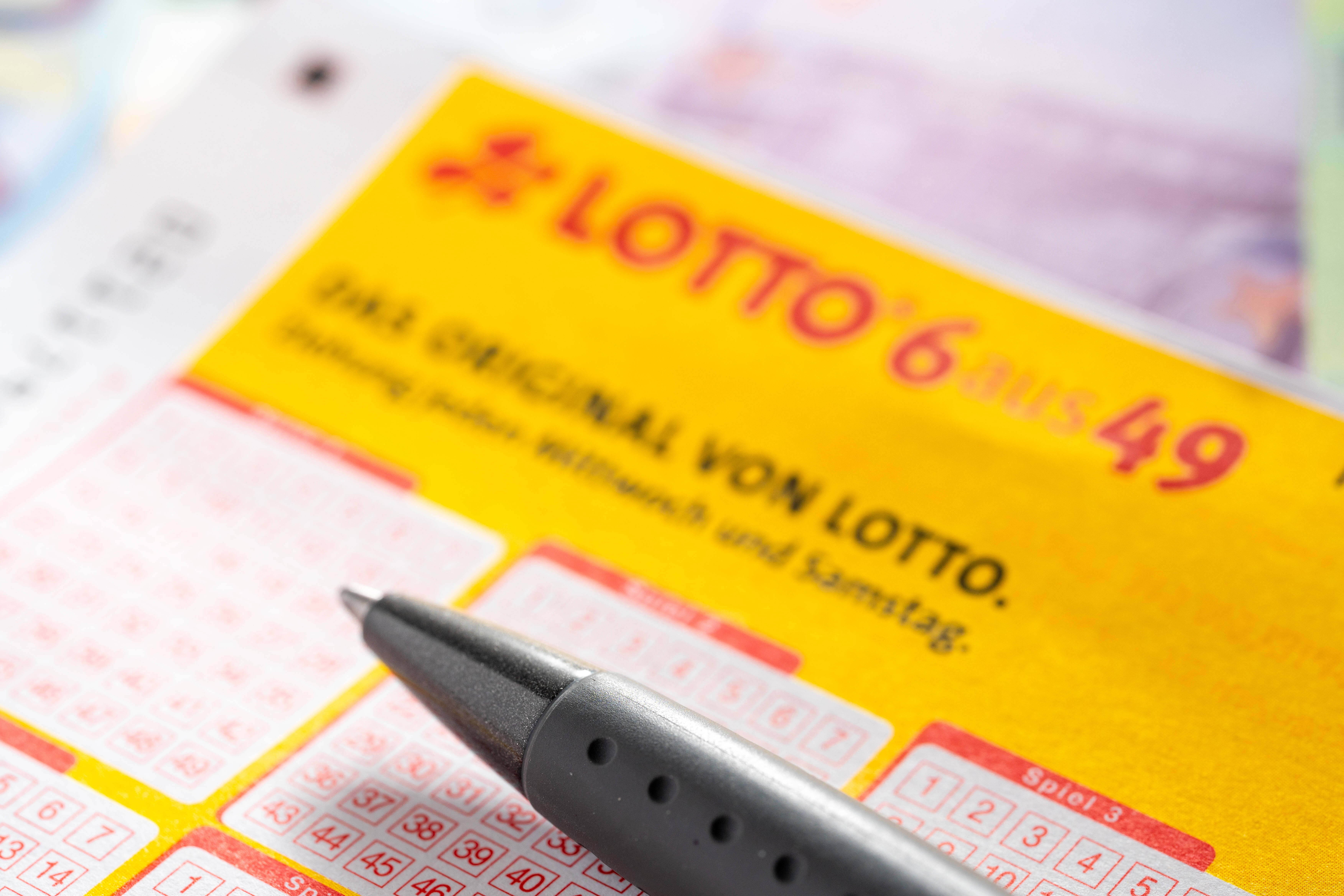 LottoSpieler gewinnt 500 Mio. Euro! Glück im Unglück DerWesten.de