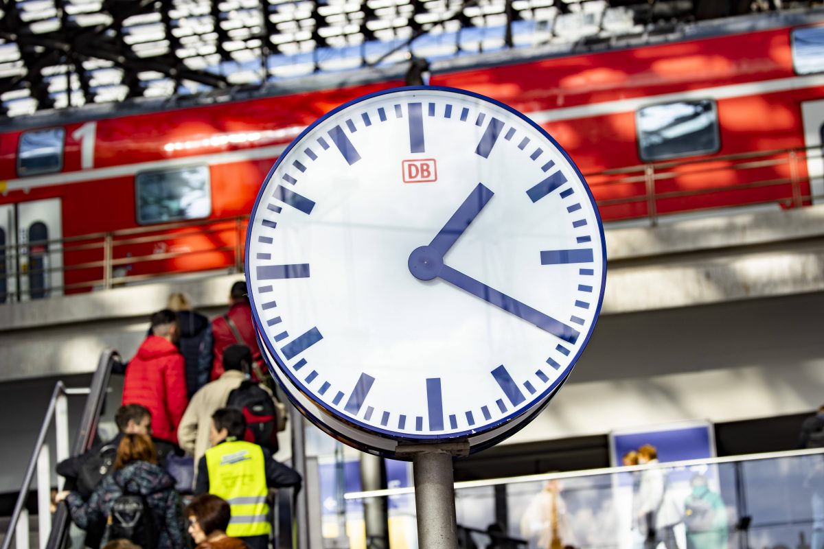 Deutsche Bahn: Uhr zeigt die Zeit an.