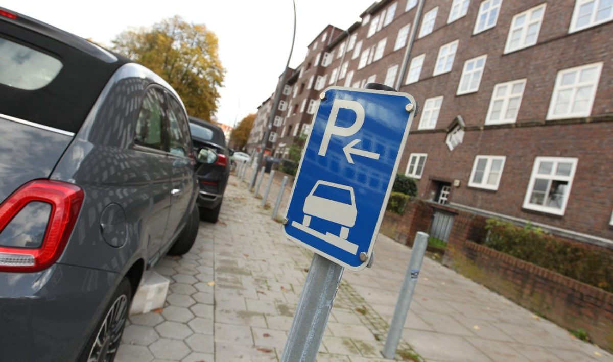 Straße, Autos parken, Parkschild, Häuserfront