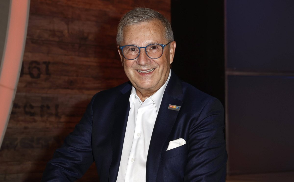 Jan Hofer lÃ¤chelt in die Kamera