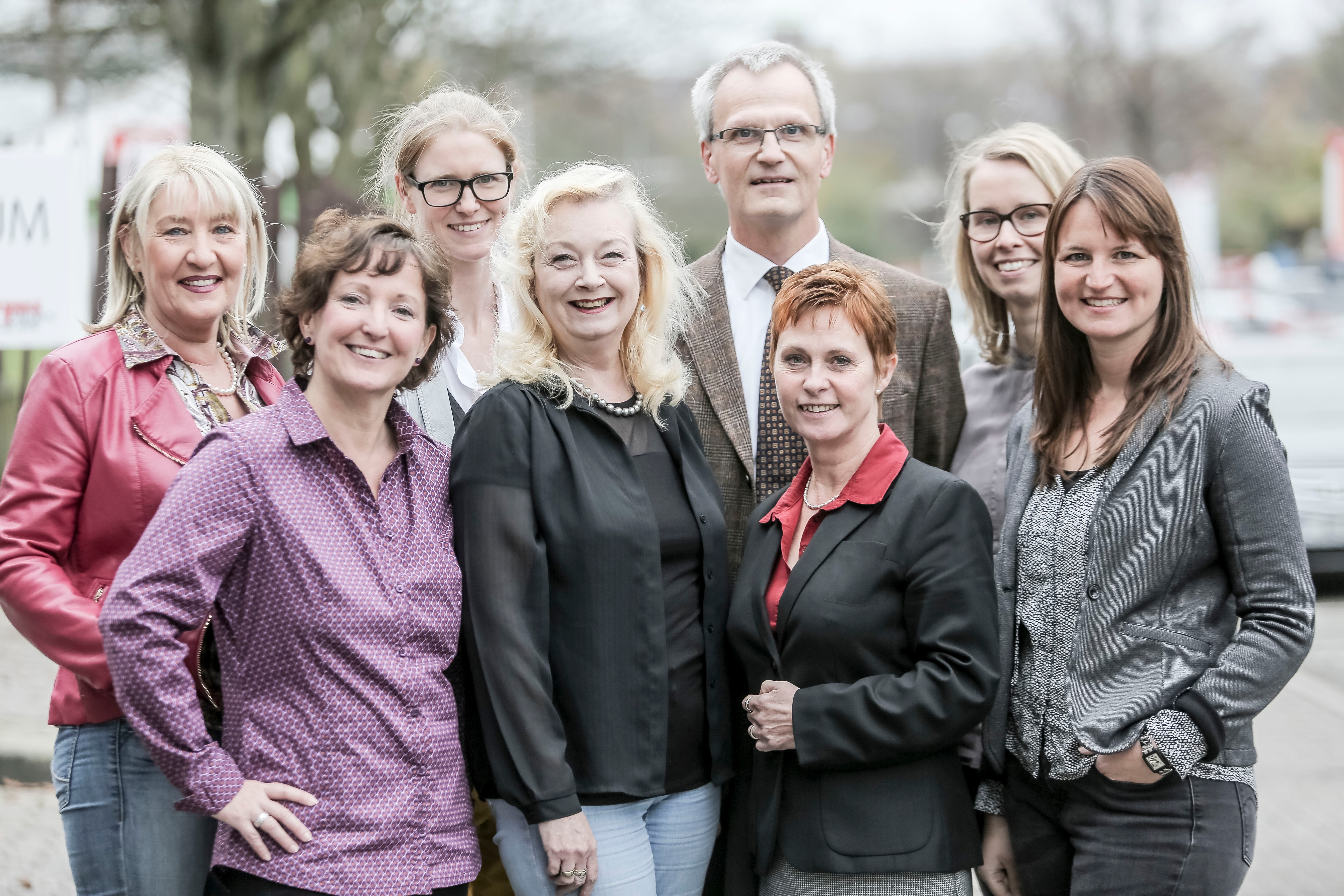 Das Team der Medien-Akademie Ruhr (MAR) in Essen: (vl.:) Gudrun Lauer, Kerstin Loos, Sonja Mönig, Marion Jentsch, Ingo Kowalczyk, Dr. Sabine Roschke, Andrea Siepe und Christina Heße.