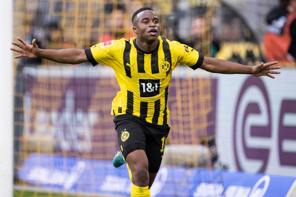 Youssoufa Moukoko jubelt nach einem Tor für Borussia Dortmund.