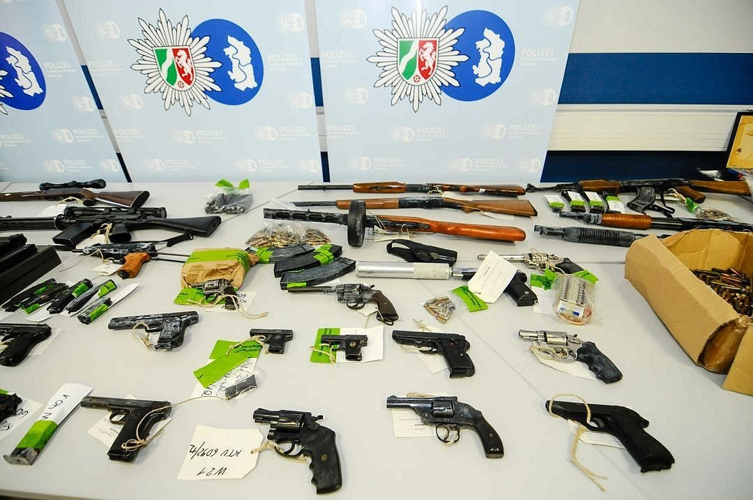 Bei der Großrazzia am 11. Juli 2012 stellte die Polizei diese Waffen sicher. Einer der Angeklagten soll die Maschinenpistolen und Sturmgewehre in seiner Garage in Oer-Erkenschwick gelagert haben.