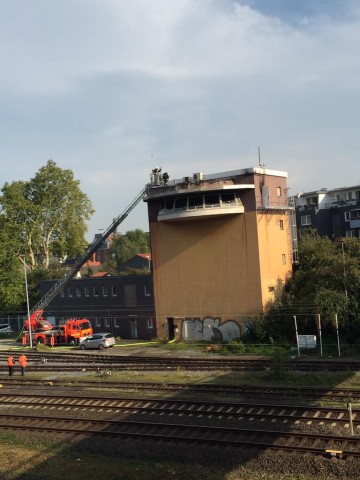 Gegen 10.30 Uhr war das Feuer im Stellwerk Mülheim-Styrum gelöscht. Die Feuerwehr sucht noch nach Glutnestern.