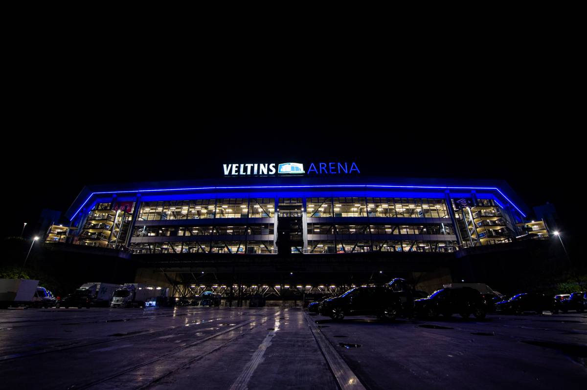 Die Arena des FC Schalke 04 bei Nacht.