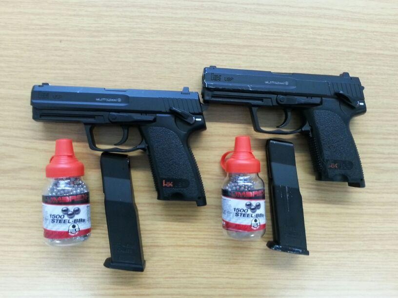 Diese umgebauten Softairpistolen stellte die Polizei Recklinghausen bei den beiden jungen Männern sicher, die verdächtigt werden, Autos und Busse beschädigt zu haben.
