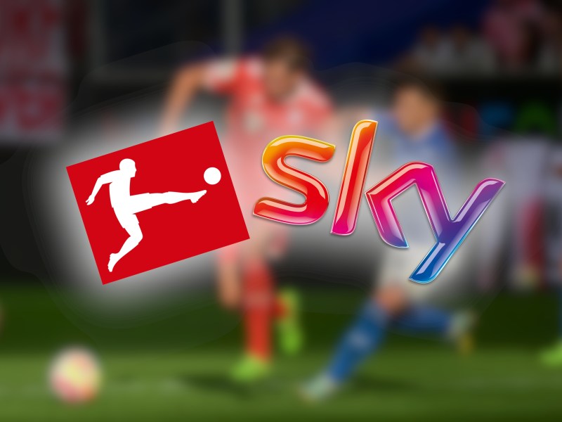 Ein Zweikampf in der Bundesliga hinter dem Logo von Sky.