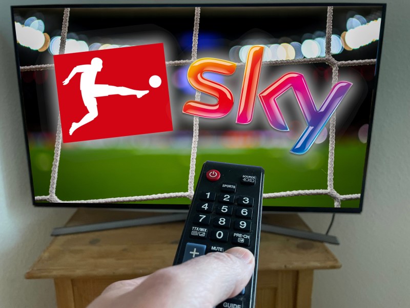 Ein Fernseher zeigt Fußball auf Sky.