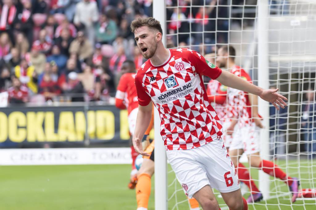 Anton Stach jubelt nach einem Tor für Mainz 05.