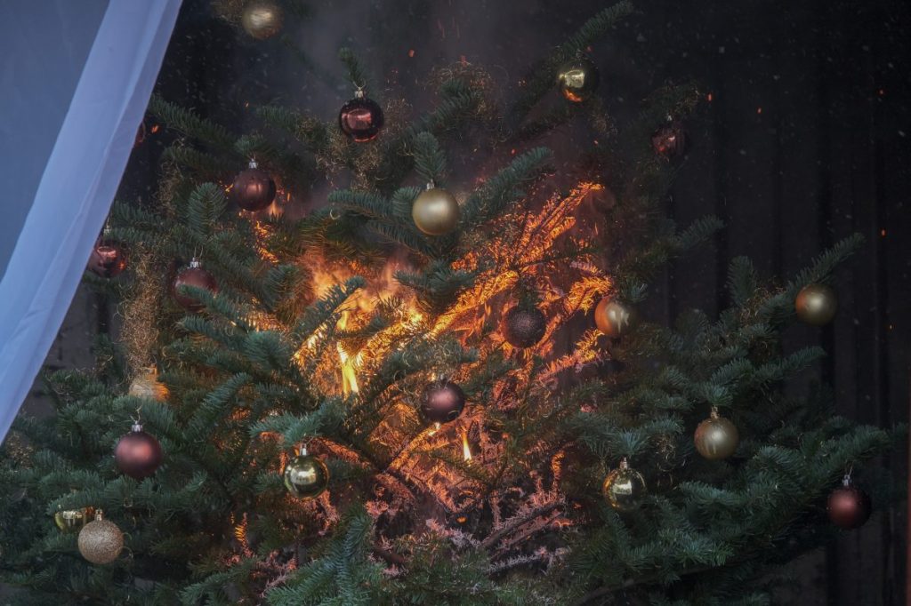 Weihnachten in NRW: Weihnachtsbaum brennt