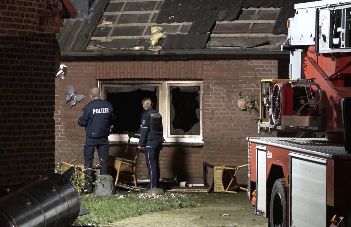 NRW, Hamminkeln: Zwei Polizisten inspizieren den Brandort.