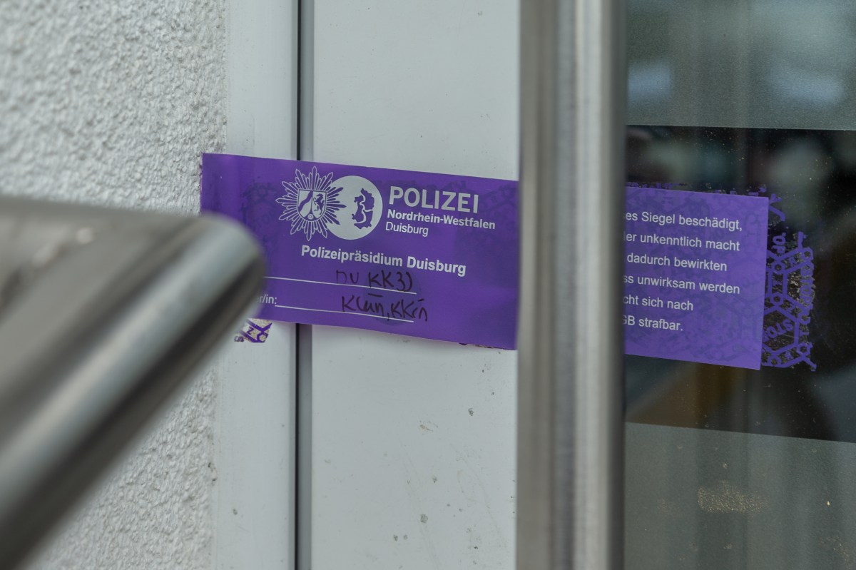 Duisburg: Tür mit Polizeisiegel