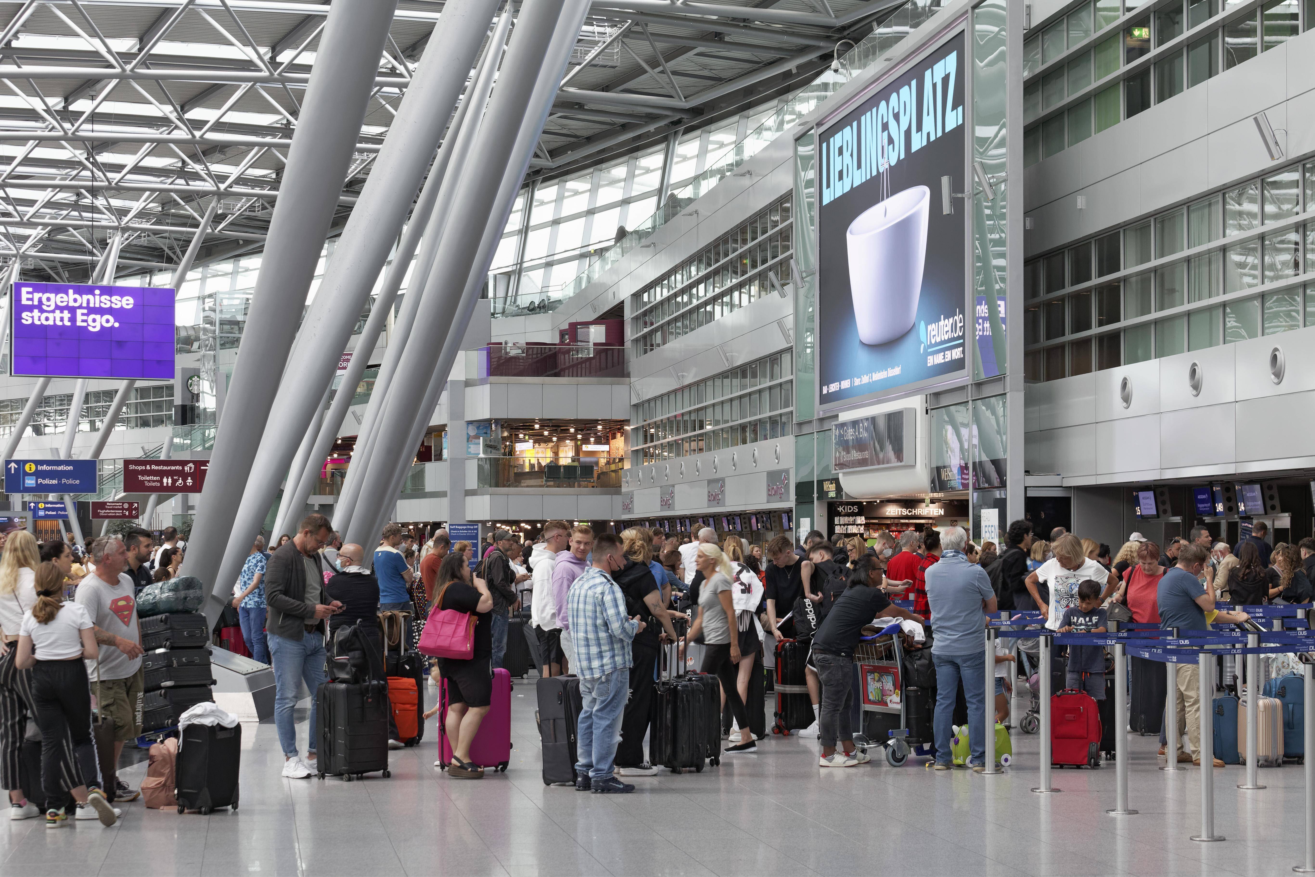 Düsseldorf Flughafen Last Minute Schalter öffnungszeiten Flughafen Düsseldorf: „Letzte Generation“ will Airport lahmlegen