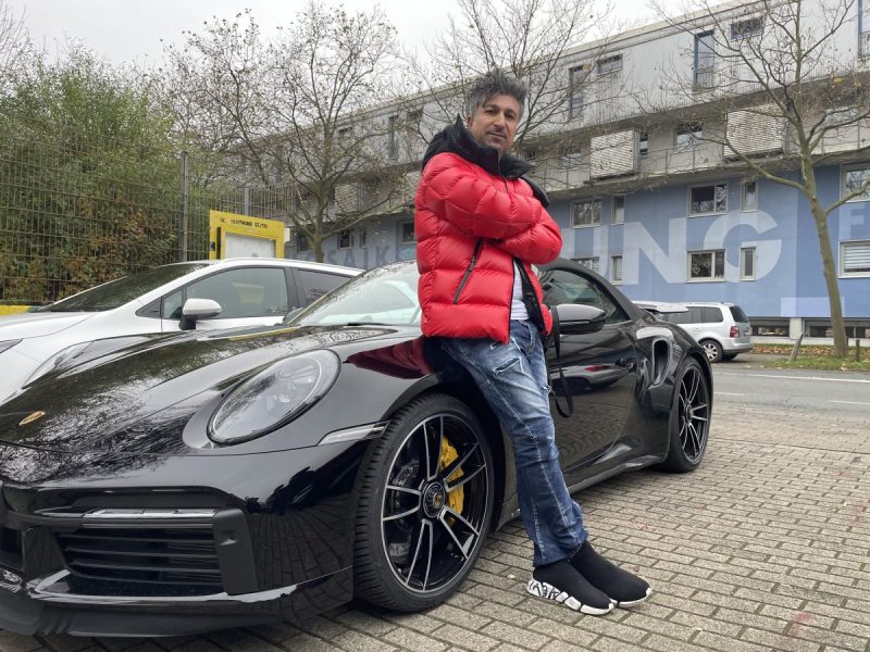 Lotto-König "Chico" aus Dortmund posiert vor Auto
