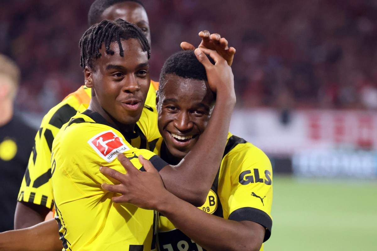 Jamie Bynoe-Gittens (l.) umarmt Youssoufa Moukoko nach einem Tor für Borussia Dortmund.