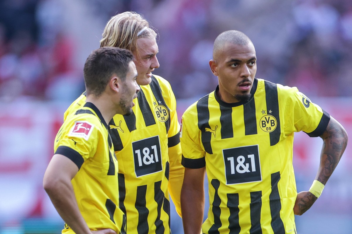 Raphael Guerreiro, Julian Brandt und Donyell Malen für Borussia Dortmund auf dem Platz.