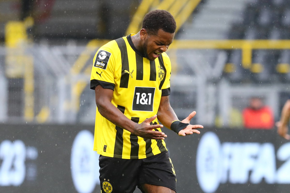 Jayden Braaf ärgert sich nach einer vergebenen Chance für Borussia Dortmund.